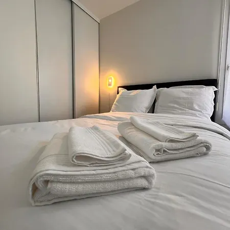 Apartment Les Agnettes - Paris Metro - Wifi - Parking - Equipe